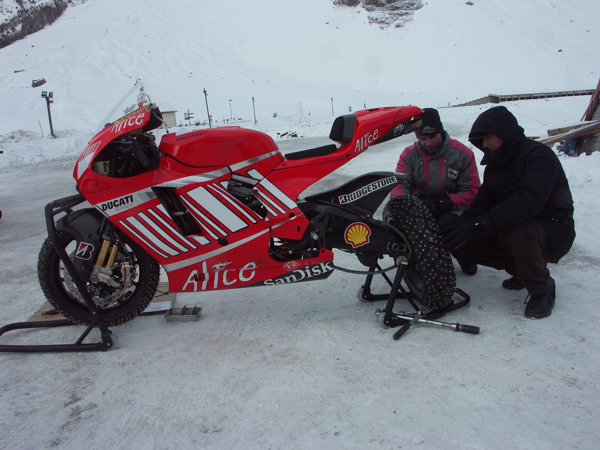 Ducati roadracing testar BestGrip på is.