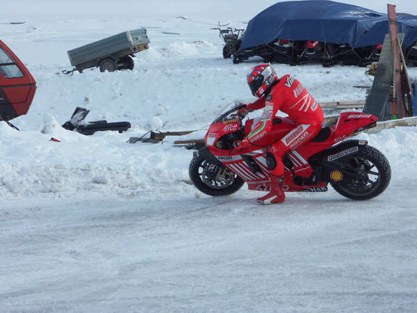 Ducati roadracing testar BestGrip skruvdubb på is.