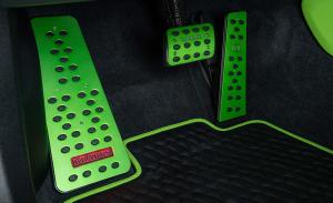 BRABUS Porsche Taycan Turbo S Fotstöd matt aluminum belyst färgväxling vit röd