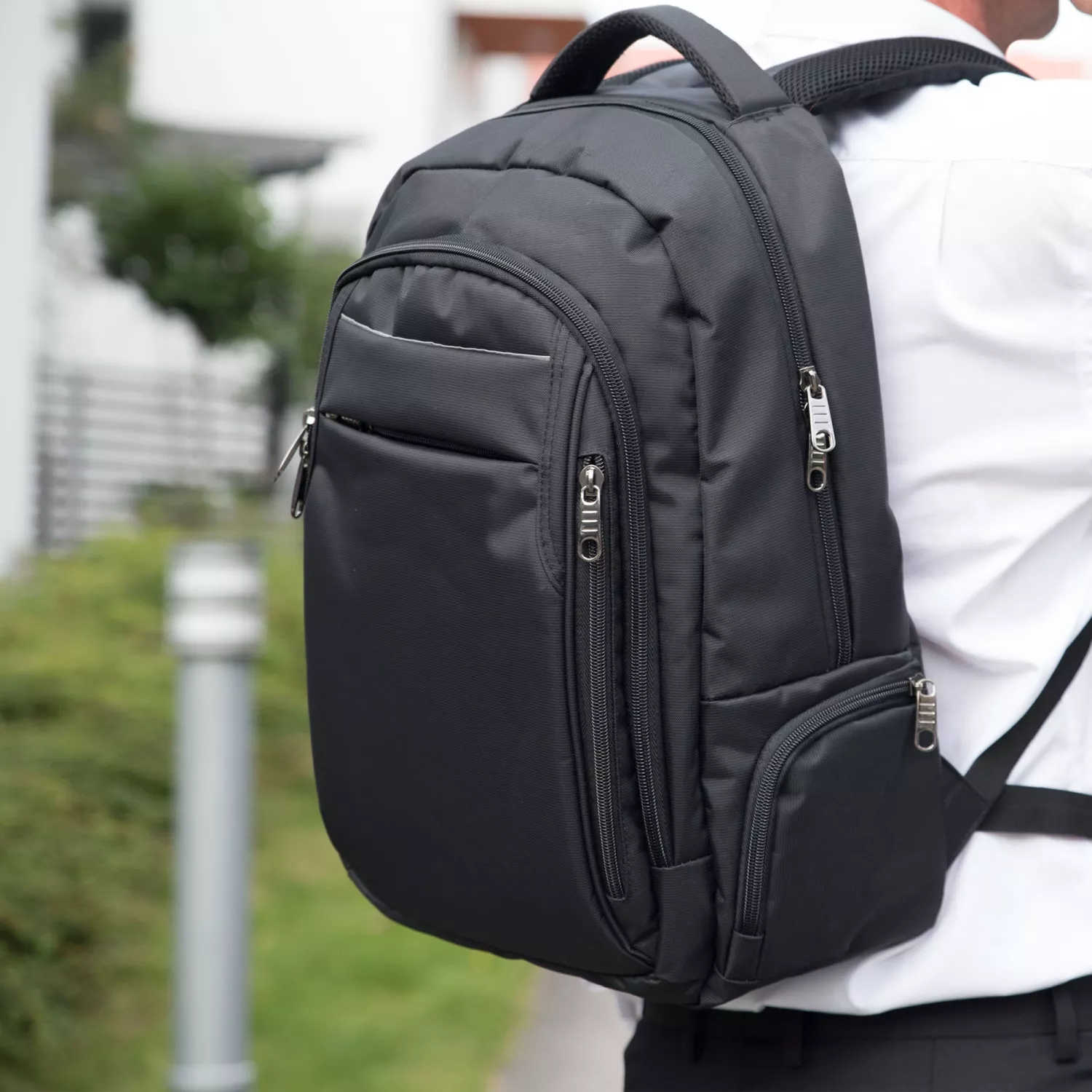 Datorryggsäck med funktioner som laptopfack, säkerhetsficka och reflex