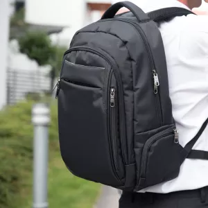 Datorryggsäck med funktioner som laptopfack, säkerhetsficka och reflex