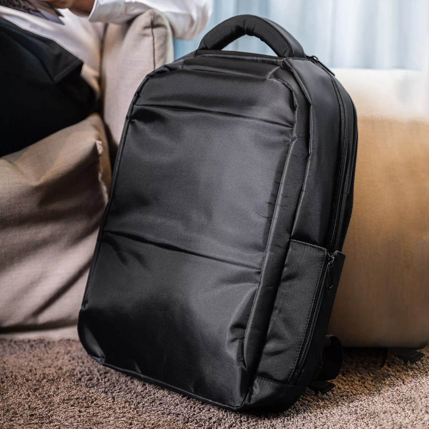 Stor svart datorryggsäck med laptopfack och flera funktioner