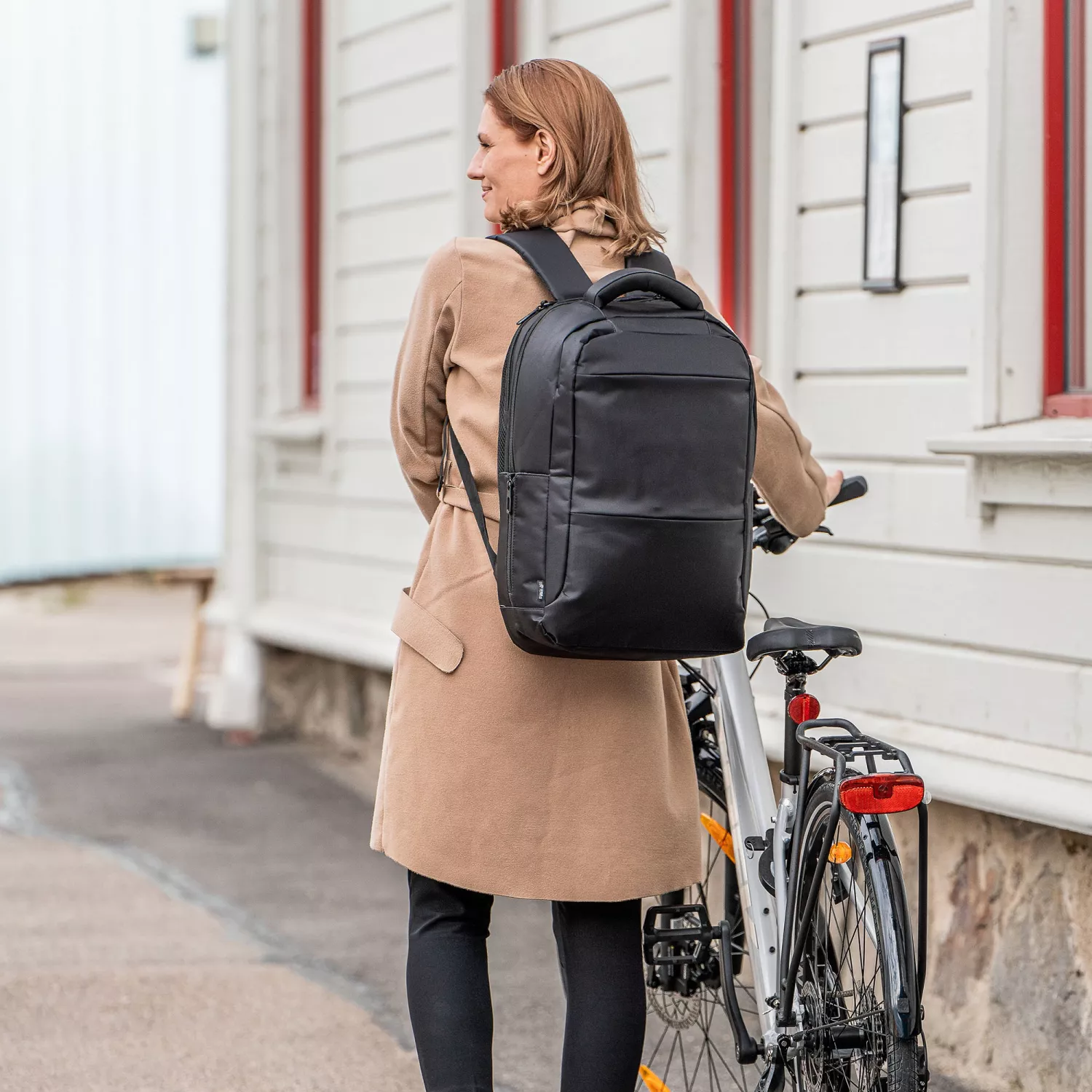 Stor svart datorryggsäck med laptopfack och flera funktioner