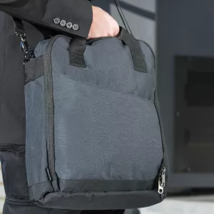 Antracit/grå datorryggsäck med axelband, laptopfack och bärhandtag