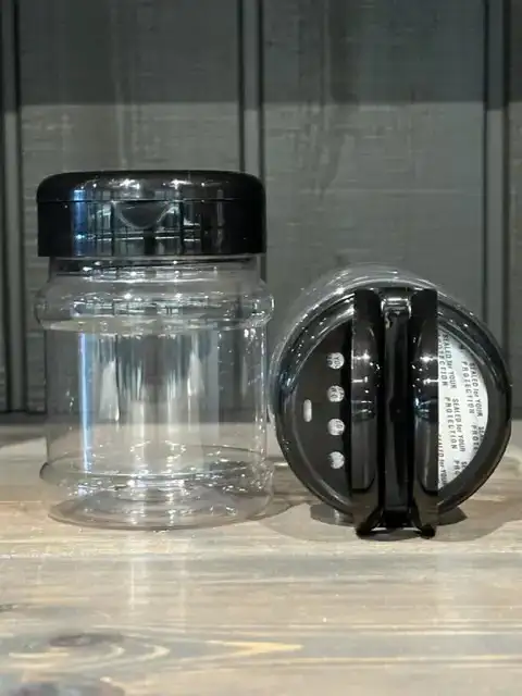 Kryddburk i PET-plast Svart plastlock Ströare (250 ml)