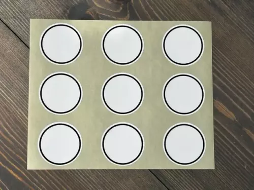 Etikett Rund med svart ram Liten (9 st / ark)