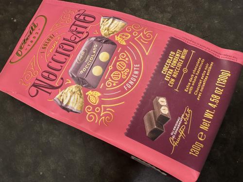 Feletti Extra Mörk choklad praliner med hasselnötter (130 g)