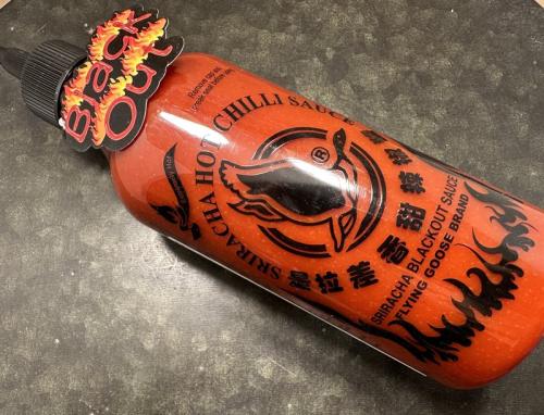 Sriracha Black Out extra stark  (455 ml)