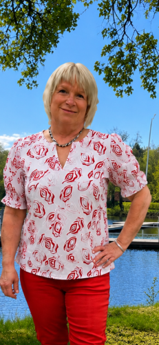 Blus röd mönstrad
