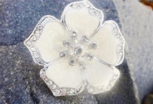 Ring justerbar vit emalj blomma med strassdetaljer