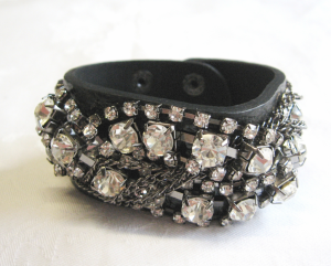 Läder armband med kedjor och strass bredd 3,2 cm