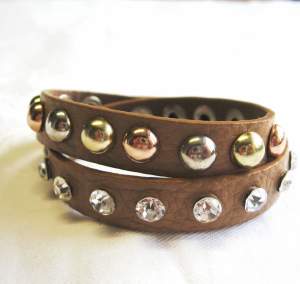 Armband i läder nitar i olika färger och strass ljusbrun