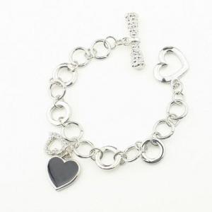 Silverfärgat armband med 3 hjärtan ett svart ett med strass och ett silverfärgat