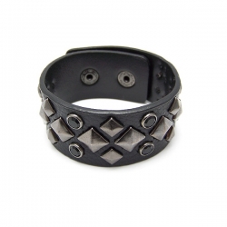 Armband mörkbrun läderimitation med nitar och pärlor