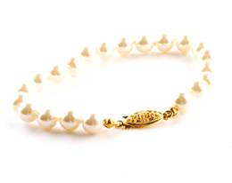 Armand med vita pärlor guldfärgat lås