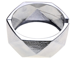 Silverfärgat stelt armband