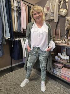 Magiskt stretchig byxa, Hibiskus Army, Madde - Soulful Fashion    BERÄKNAD LEV: APRIL