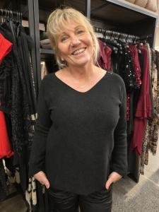 Stickad tröja med v-hals, Svart Bella - Caramelle Fashion