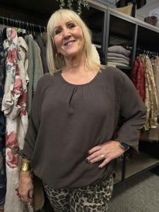 Blus / Topp med rund hals och lång ärm, Choco Claudia - Caramelle Fashion