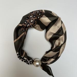 Scarves med magnetknäppe (vit pärla), Leo / Ränder i Brun, sand och army - Three M