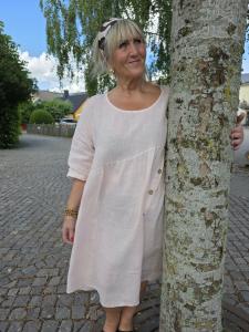 Linneklänning med träknappar, Ljusrosa Malou - Soulful Fashion
