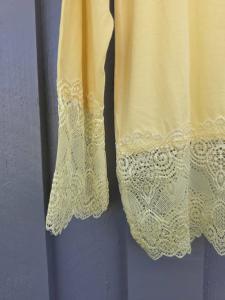 Långärmad topp med spets, Gul Tina - Caramelle Fashion