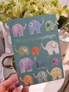 På namngivningsdagen (elefanter), kort från Pictura