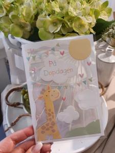 På dopdagen (giraff), kort från Pictura