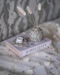 Boklåda / Bokförvaring, Simplicity    BERÄKNAD LEV: MARS