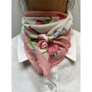 Scarves, Rosa mönstrad med spetskant (70x70 cm) - Three M