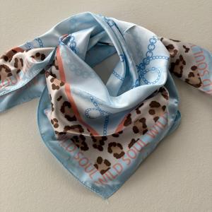 Scarves, Ljusblå Leo / Kedjor (70x70 cm) - Three M