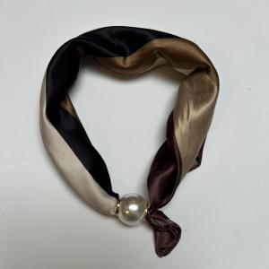 Scarves med magnetknäppe (vit pärla), Blockränder Brun, Sand, Creme - Three M