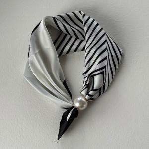 Scarves med magnetknäppe (vit pärla), Svart och Vit (70x70 cm) - Three M    BERÄKNAD LEV: MARS