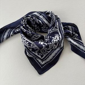 Scarves, Marinblå med vitt mönster (70x70 cm) - Three M