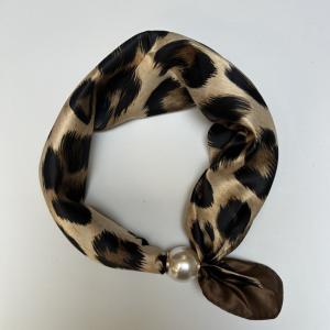 Scarves med magnetknäppe (vit pärla), Leo Sand / Brun / Svart - Three M