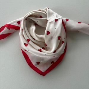 Scarves, Vit med röda hjärtan (70x70 cm) - Three M