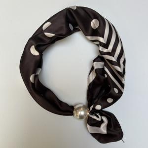 Scarves med magnetknäppe (vit pärla), Mörkbrun med cremefärgade stora prickar - Three M