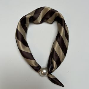 Scarves med magnetknäppe (vit pärla), Bredrandig Coffee / Kamel - Three M