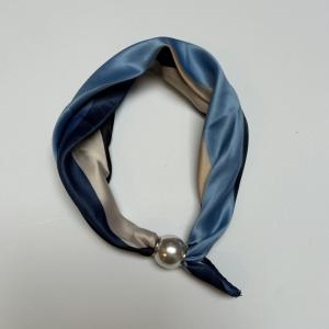Scarves med magnetknäppe (vit pärla), Blockränder Blå, Beige, Sand - Three M