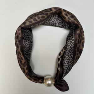 Scarves med magnetknäppe (vit pärla), Leoprint litet, brunt / grått - Three M