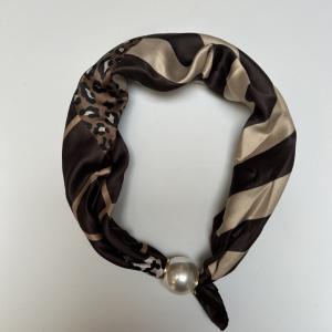 Scarves med magnetknäppe (vit pärla), Leo / Randig i bruna toner - Three M
