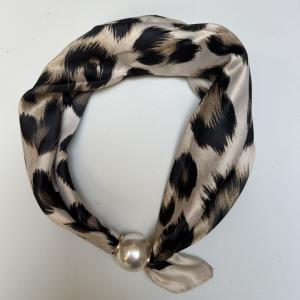 Scarves med magnetknäppe (vit pärla), Leo Beige / Brun / Svart - Three M (kopia)