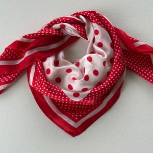 Scarves, Röd och Vit Prickig (70x70 cm) - Three M    BERÄKNAD LEV: MARS
