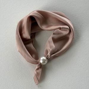 Scarves med magnetknäppe (vit pärla), Taupe (70x70 cm) - Three M    BERÄKNAD LEV: MARS