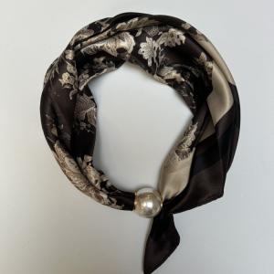 Scarves med magnetknäppe (vit pärla), Blommig i brunt och sand - Three M