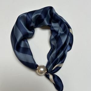 Scarves med magnetknäppe (vit pärla), Bredrandig Mörkblå / Blå - Three M