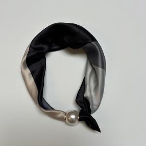 Scarves med magnetknäppe (vit pärla), Blockränder Svart, Grå, Sand - Three M