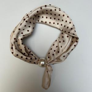 Scarves med magnetknäppe (vit pärla), Beige med svarta prickar - Three M