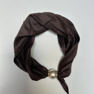 Scarves med magnetknäppe (vit pärla), Brun - Three M