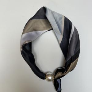 Scarves med magnetknäppe (vit pärla), Breda ränder i svart, grått, brons mm - Three M
